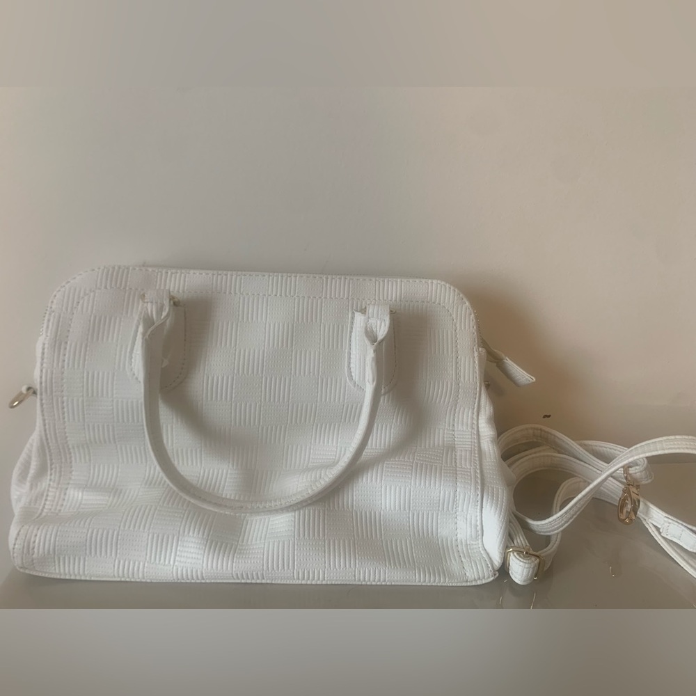 White Textured Handbag w/ Gold Hardware and crossbody strap